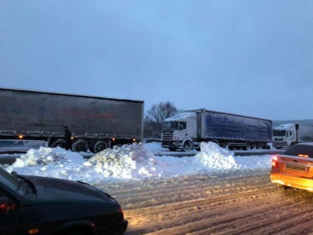 Киев остается в снежном плену