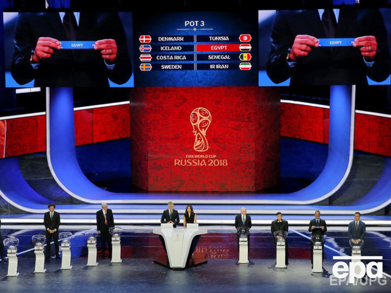 Жеребьевку проводили легенды футбола из восьми стран