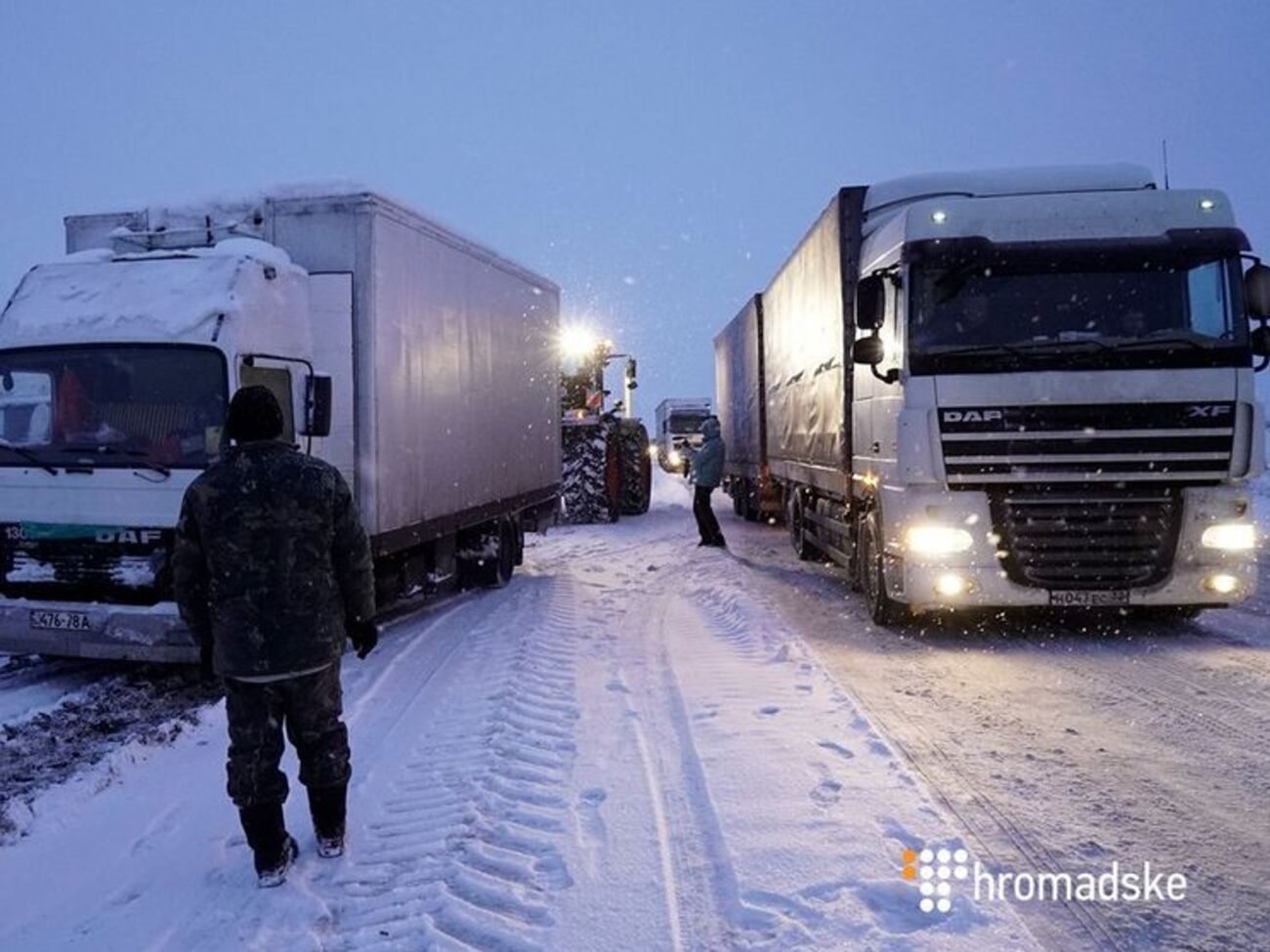 Затор утворився внаслідок обмерзання дорожнього полотна, зазначили у ДСНС