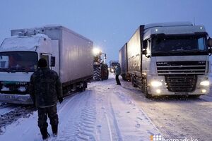 Пробка образовалась в результате обледенения дорожного полотна, отметили в ГСЧС