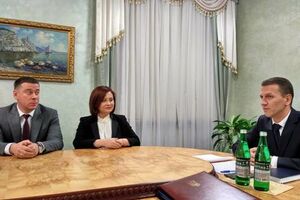 Труба (праворуч): Символом бюро обрано фігуру, яка буде уособлювати державний герб, меч як символ правосуддя і щит як його захист