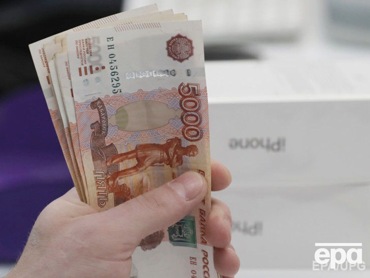 Торгові точки в Росії не можуть обслуговувати покупців через збій у роботі касових апаратів