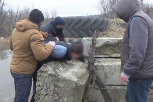 Оперативники СБУ затримали інформатора в одному з пунктів пропуску на лінії розмежування