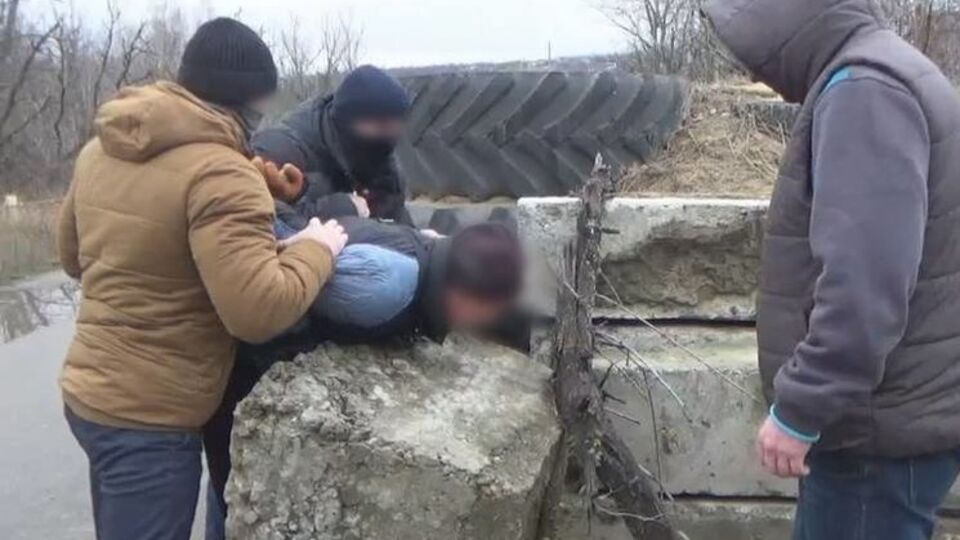 Оперативники СБУ задержали информатора в одном из пунктов пропуска на линии разграничения