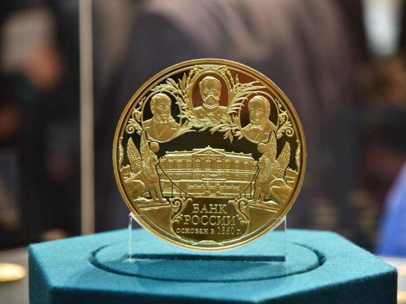 Центробанк РФ повысил оценку чистого оттока капитала в 2018 году