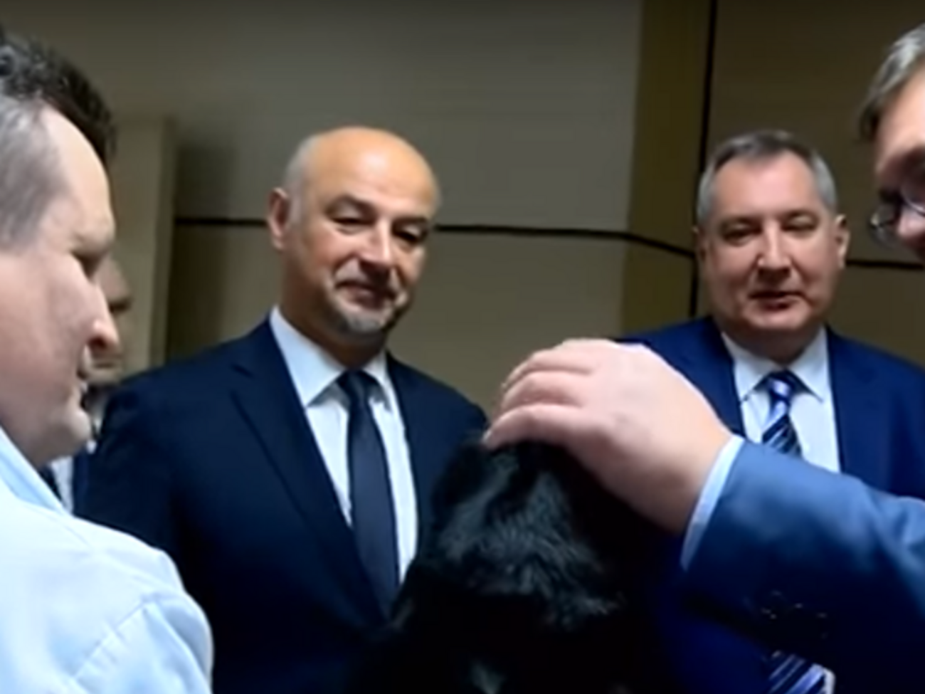 Після експерименту Вучичу дали погладити таксу