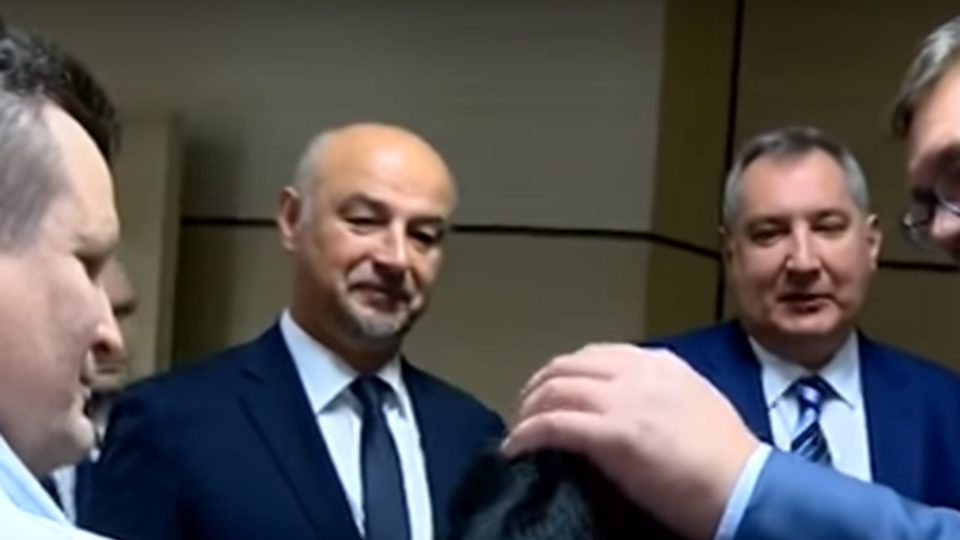 После эксперимента Вучичу дали погладить таксу