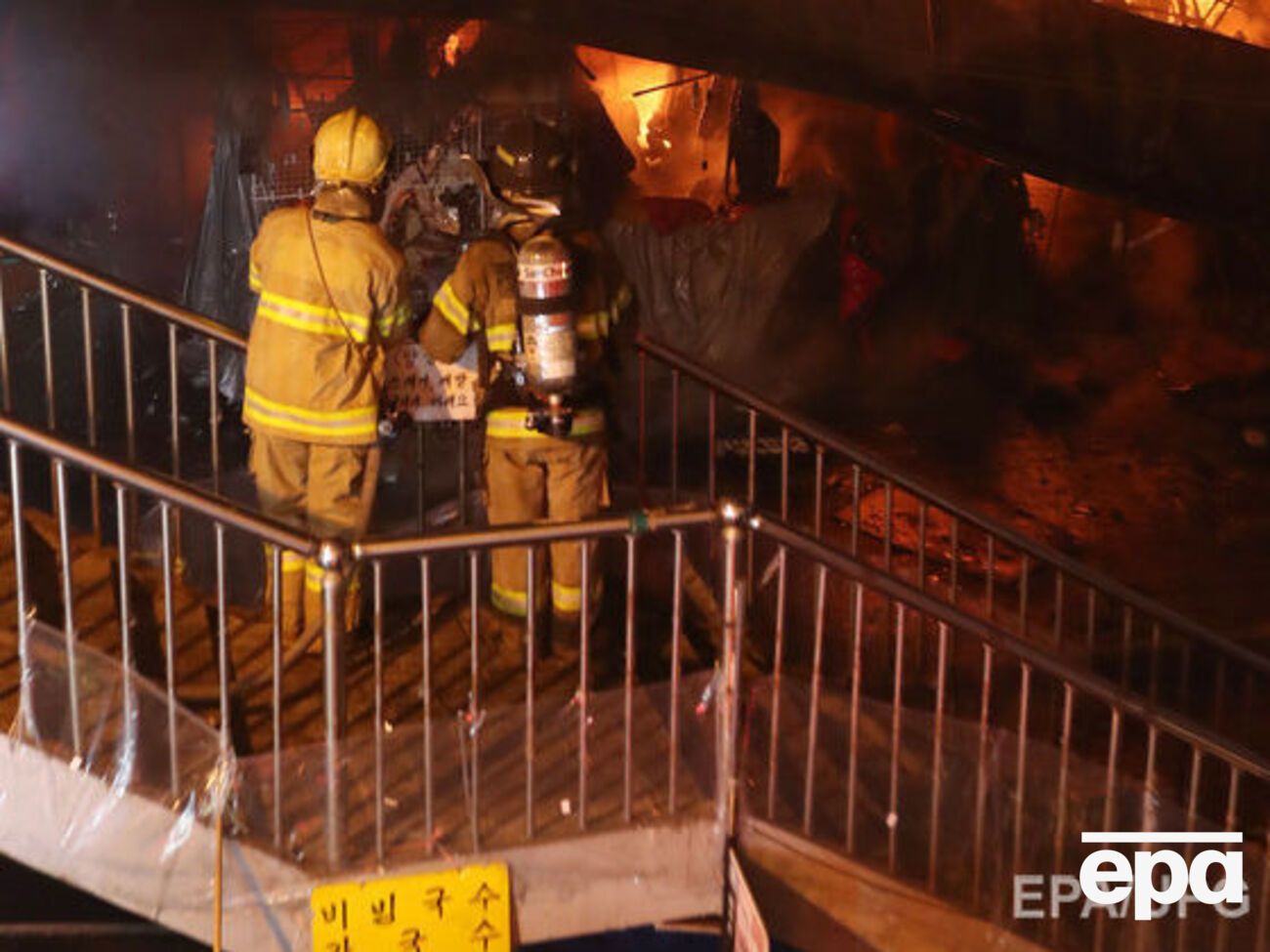 Спасатели ликвидируют крупный пожар в Чечхоне