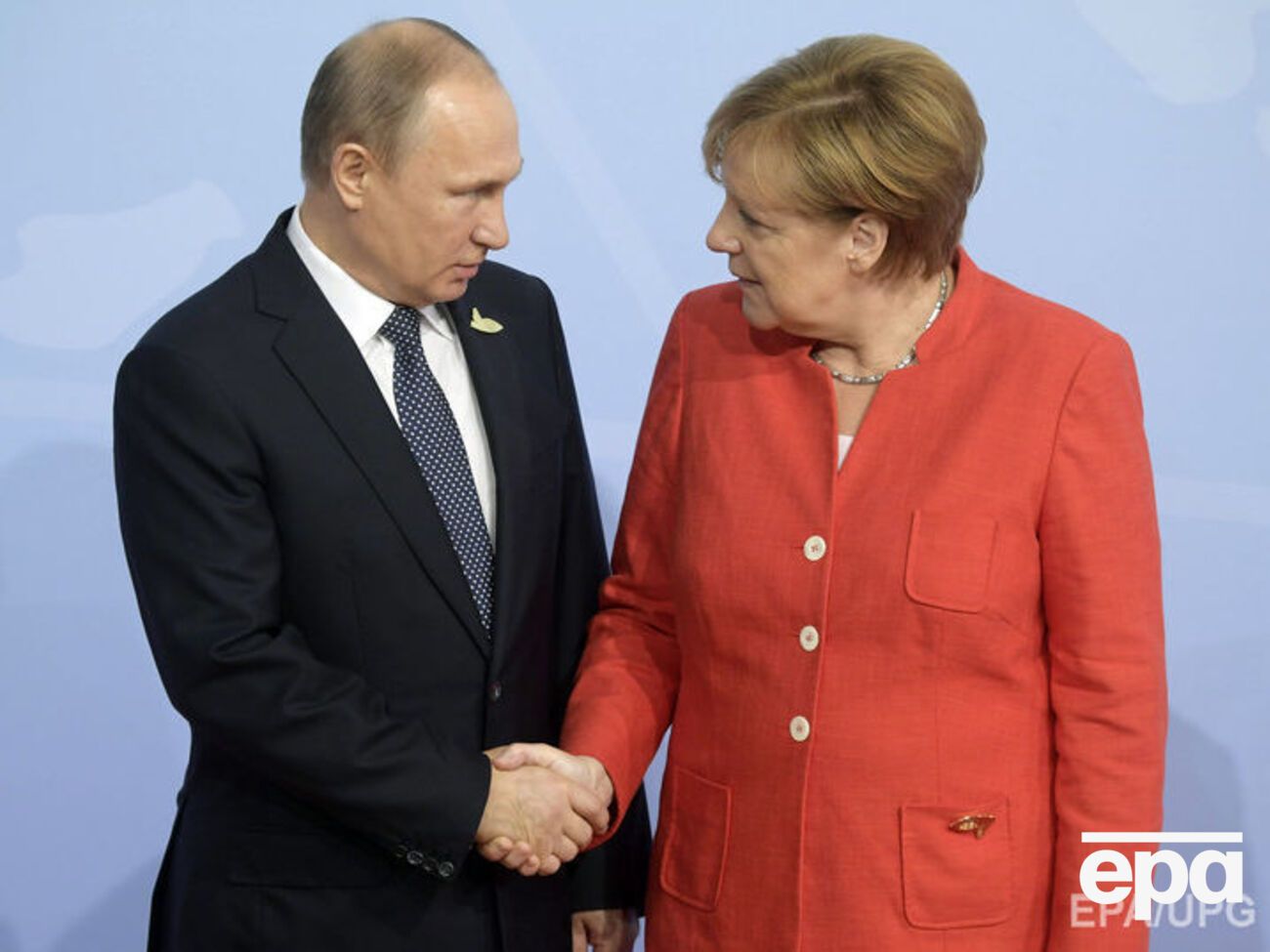 Путин заявил Меркель, что украинская власть мешала работе российских военных в СЦКК