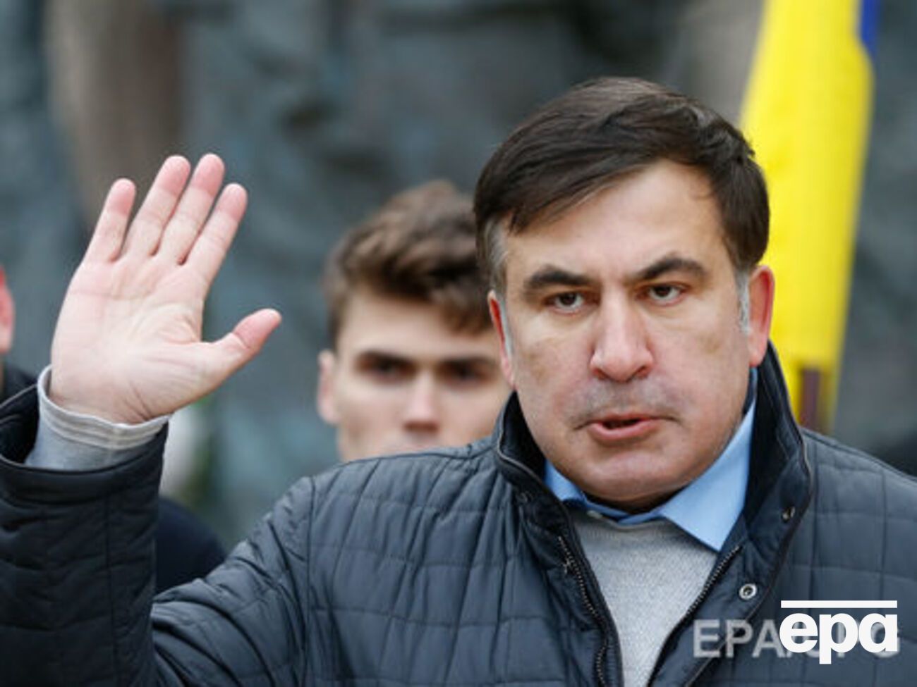 Саакашвили&nbsp;взял повестку из рук следователя и подписал документ