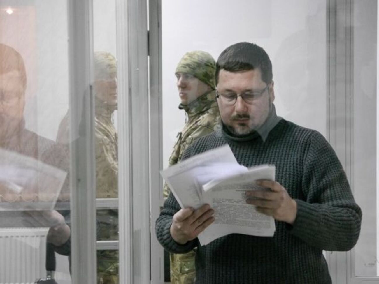 Єжов перебуває за склом