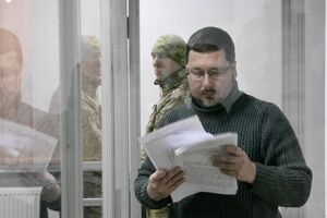 Єжов перебуває за склом