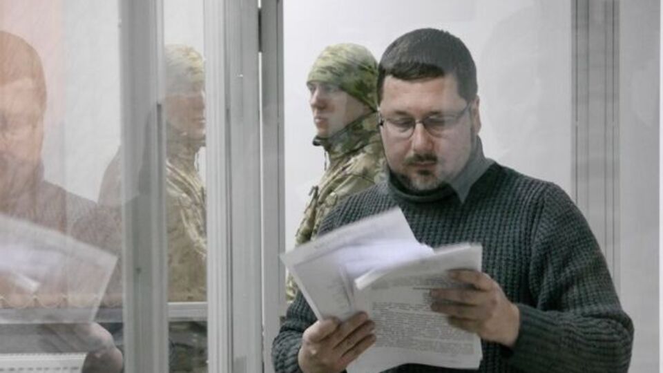 Єжов перебуває за склом