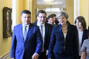 InformNapalm: Єжов (по центру) займався розповсюдженням російських міфів