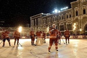 Путін зіграв у хокей на Красній площі у Москві. Фоторепортаж