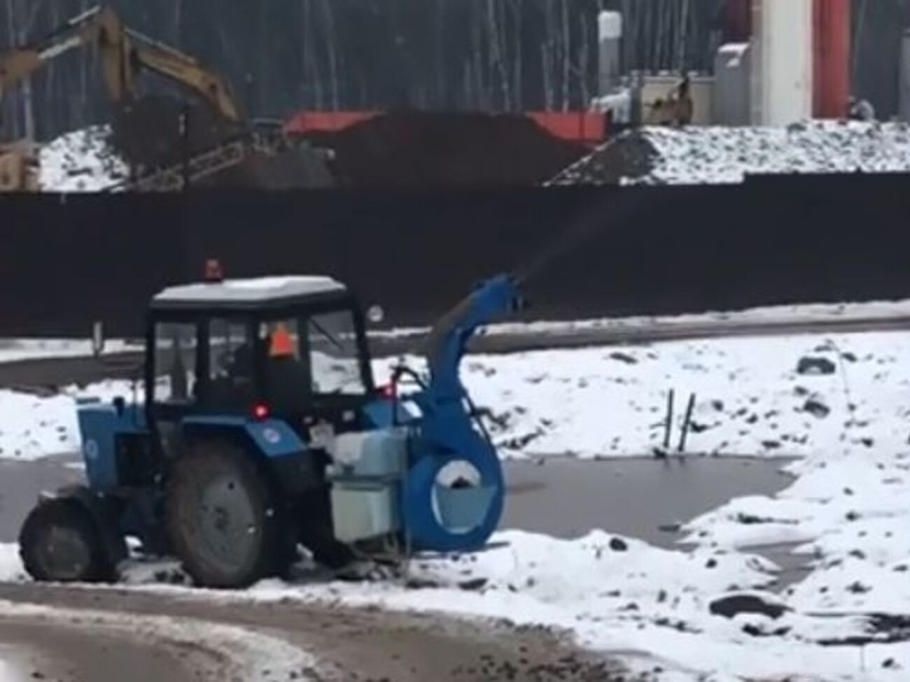 Очевидці повідомили, що за 50 метрів від трактора, який розпилює ароматичну рідину, сморід відчутно досить сильно