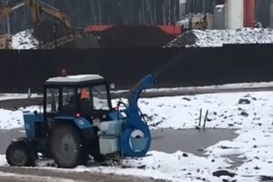 Очевидцы сообщили, что в 50 метрах от разбрызгивающего ароматическую жидкость трактора запах свалки ощущается достаточно сильно