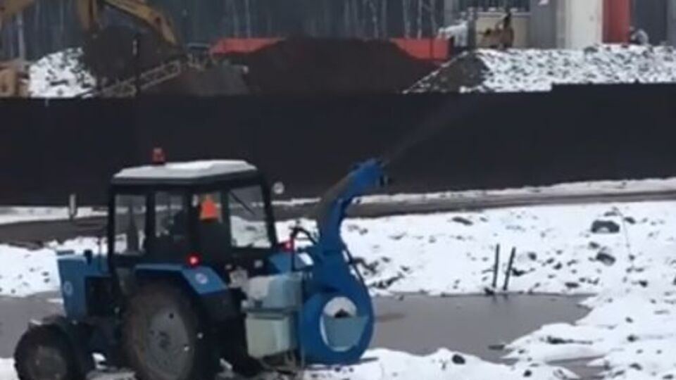 Очевидці повідомили, що за 50 метрів від трактора, який розпилює ароматичну рідину, сморід відчутно досить сильно
