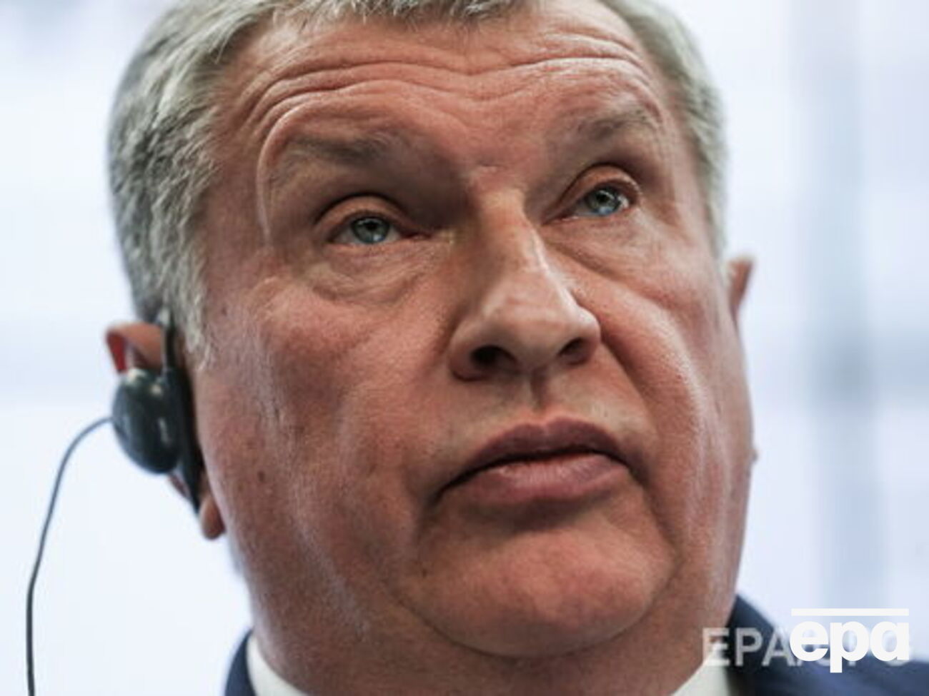 Федеральні чиновники не знають, що робити з подарунковими кошиками від Сєчина