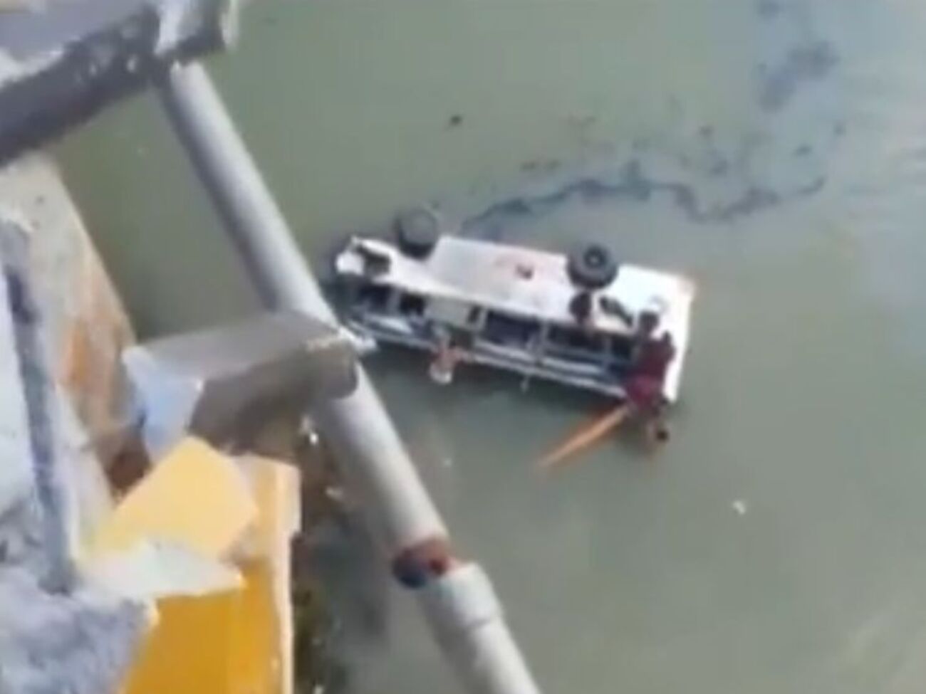 Автобус упав у річку з 30-метрової висоти