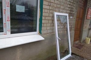 Украинские власти меняют окна, выбитые при обстреле Новолуганского боевиками