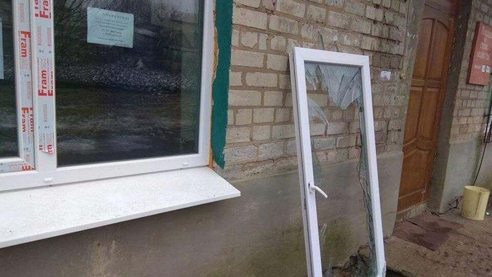 Украинские власти меняют окна, выбитые при обстреле Новолуганского боевиками