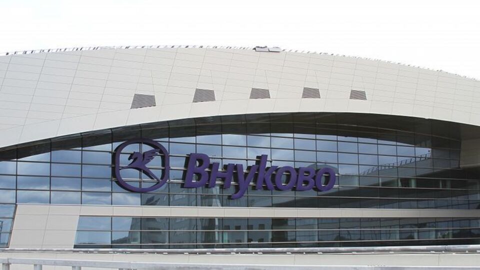 Літак повернувся в аеропорт Внуково