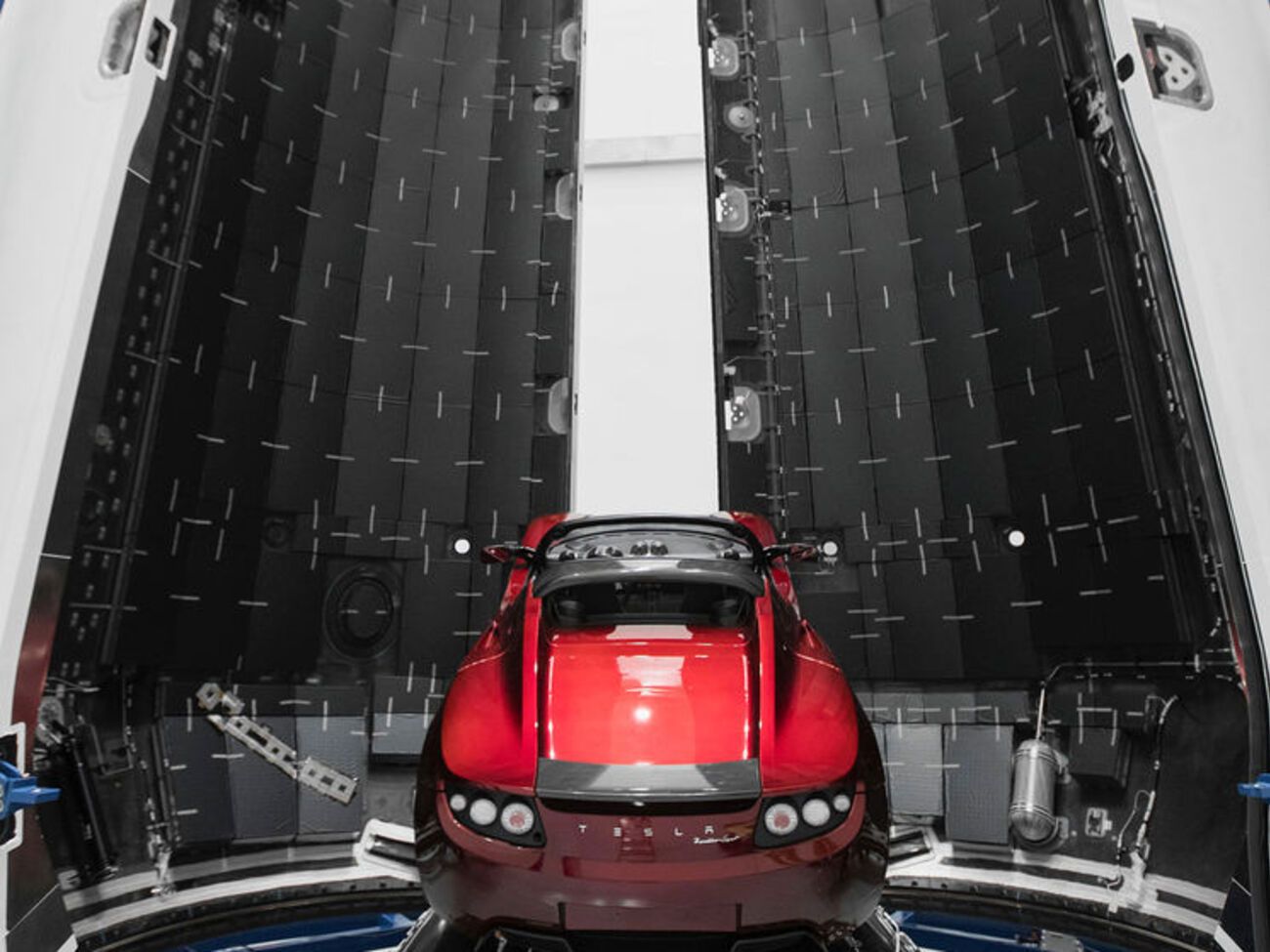 В декабре SpaceX анонсировала запуск новой ракеты тяжелого класса Falcon Heavy с электромобилем Tesla на борту