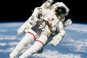 У 1984 році Маккендлесс здійснив вихід у відкритий космос