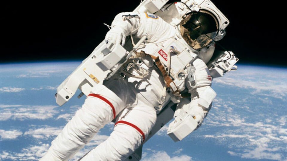 В 1984 году Маккэндлесс выполнил выход в открытый космос