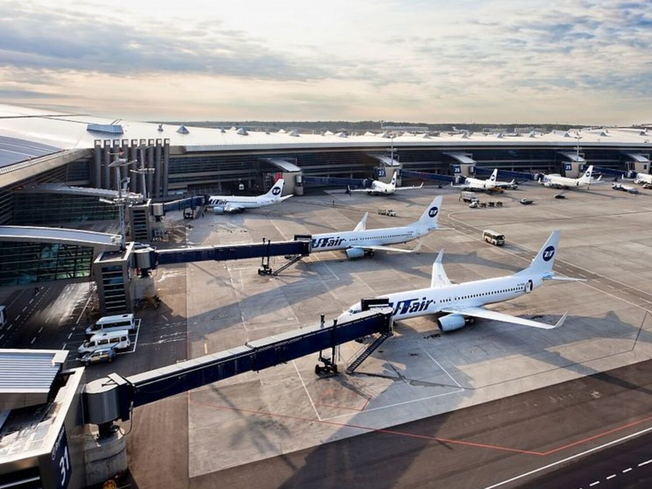 Стюардесса упала на перрон аэропорта