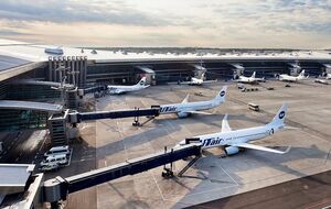 Стюардесса упала на перрон аэропорта