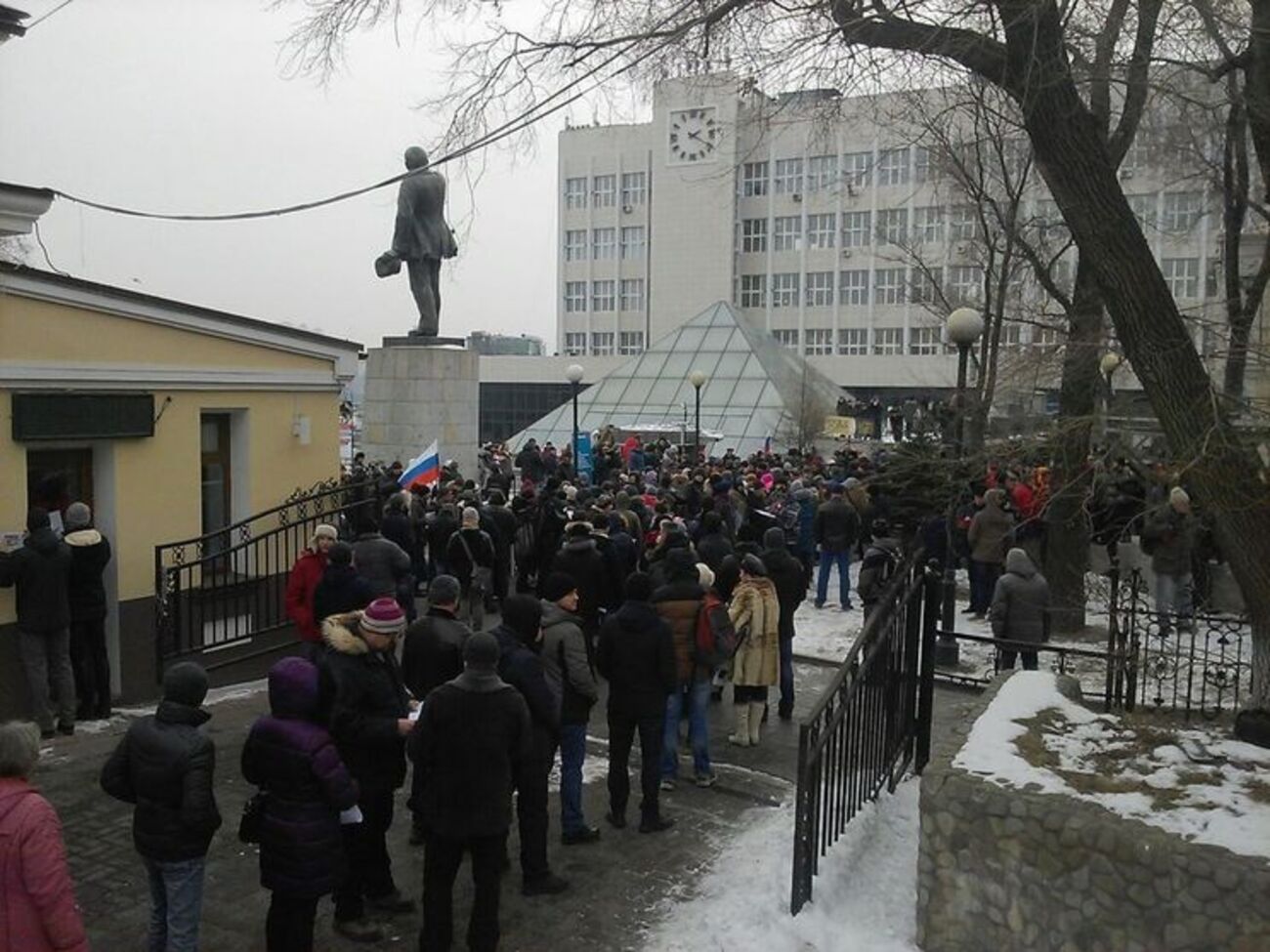 Во Владивостоке люди собрались для выдвижения Навального