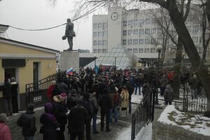 Во Владивостоке люди собрались для выдвижения Навального