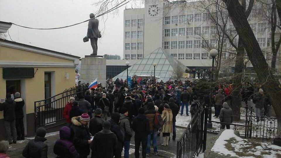 У Владивостоці люди зібралися для висунення Навального