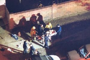 Одного з постраждалих під час нападу вивозять на ношах