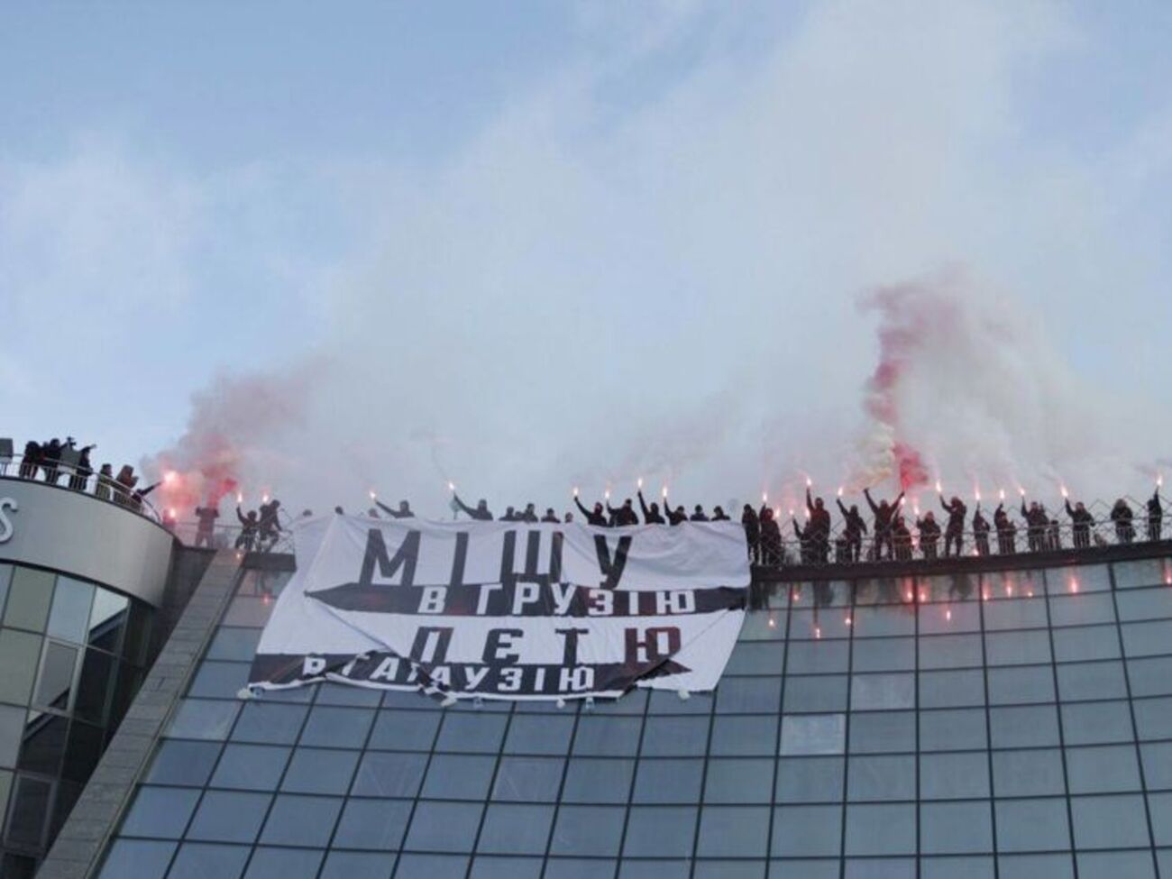 "Национальный корпус": Людям порядком надоел затянувшийся цирк, главными клоунами в котором выступают Порошенко и Саакашвили