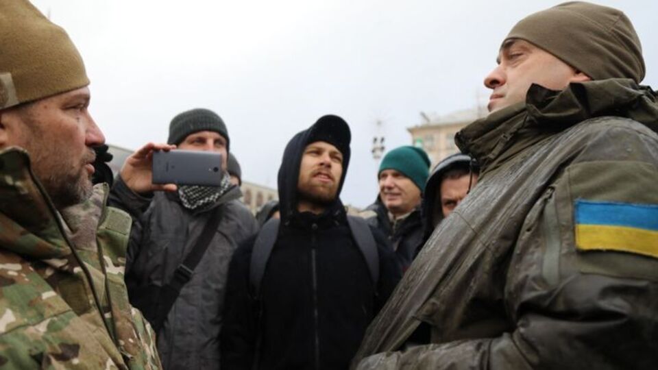 Бойцы "Азова" поспорили с Бирюковым на Майдане