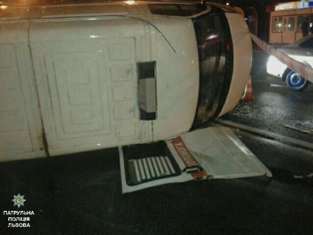 Від удару автомобіль швидкої допомоги перекинувся