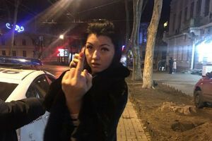 Чиновниця ображала поліцейських, які зупинили її авто
