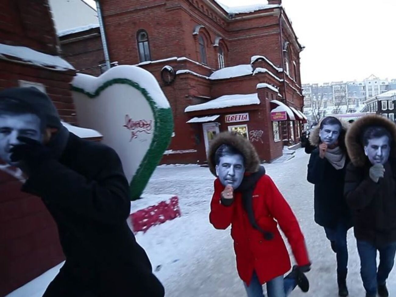 В ответ на слова Путина арт-група устроила перформанс в масках Саакашвили