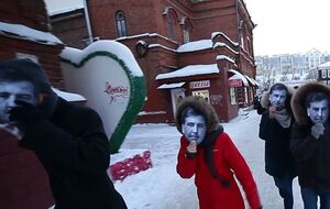 В ответ на слова Путина арт-група устроила перформанс в масках Саакашвили