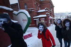 В ответ на слова Путина арт-група устроила перформанс в масках Саакашвили
