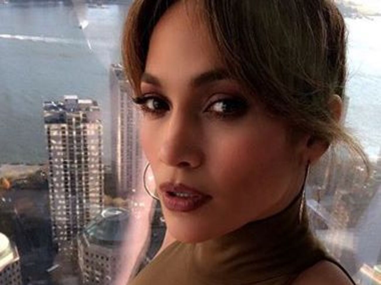 Лопес поділилася рекламними фото і відео