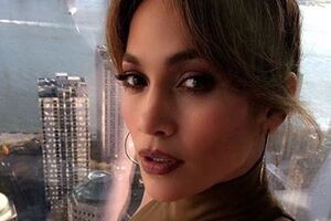 Лопес поділилася рекламними фото і відео