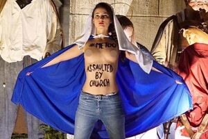 Активистка оголилась на сцене Ватикана в образе Девы Марии