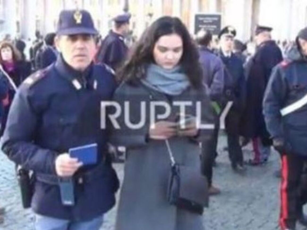 Полицейские увели журналистку "Страны"