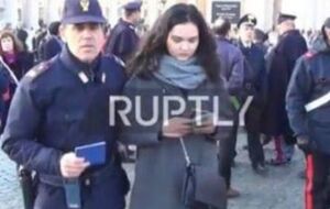 Полицейские увели журналистку "Страны"