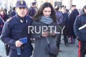 Полицейские увели журналистку "Страны"