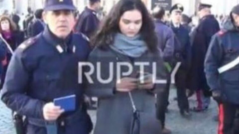 Полицейские увели журналистку "Страны"